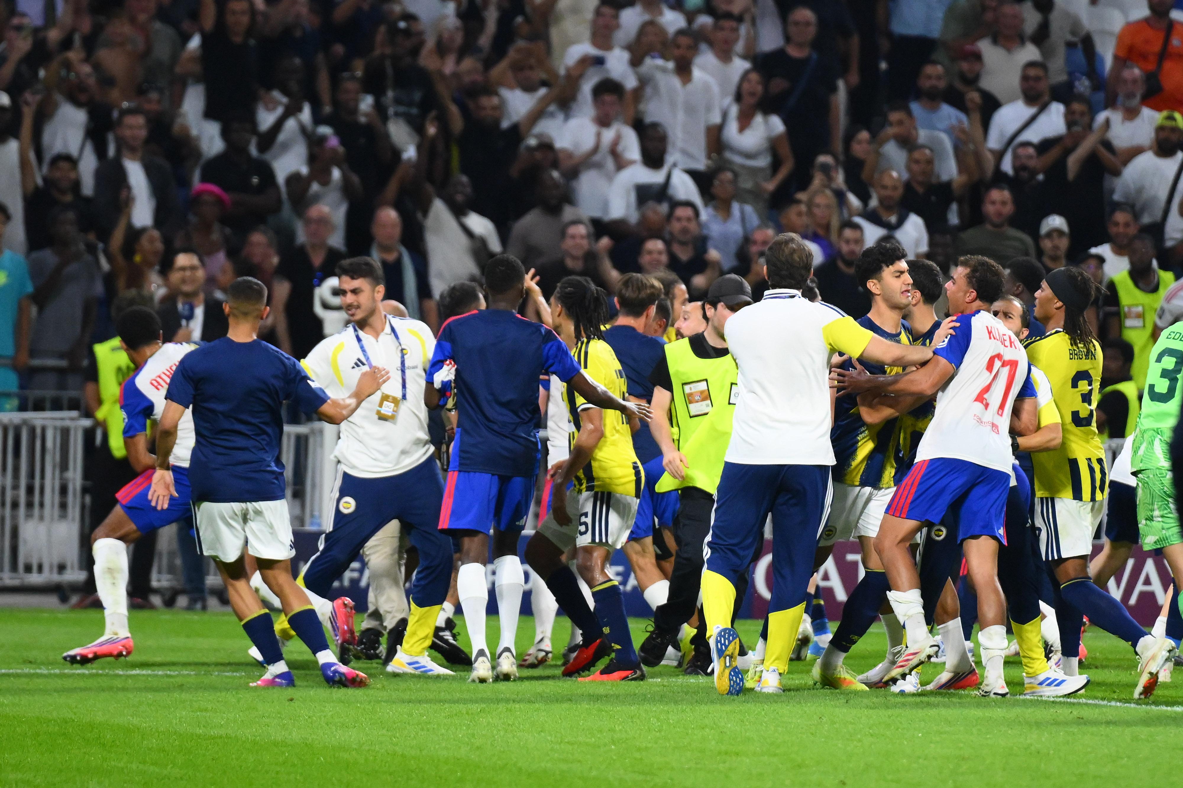 Fenerbahçe'ye kötü haber! Lyon maçı cezaları açıklandı...