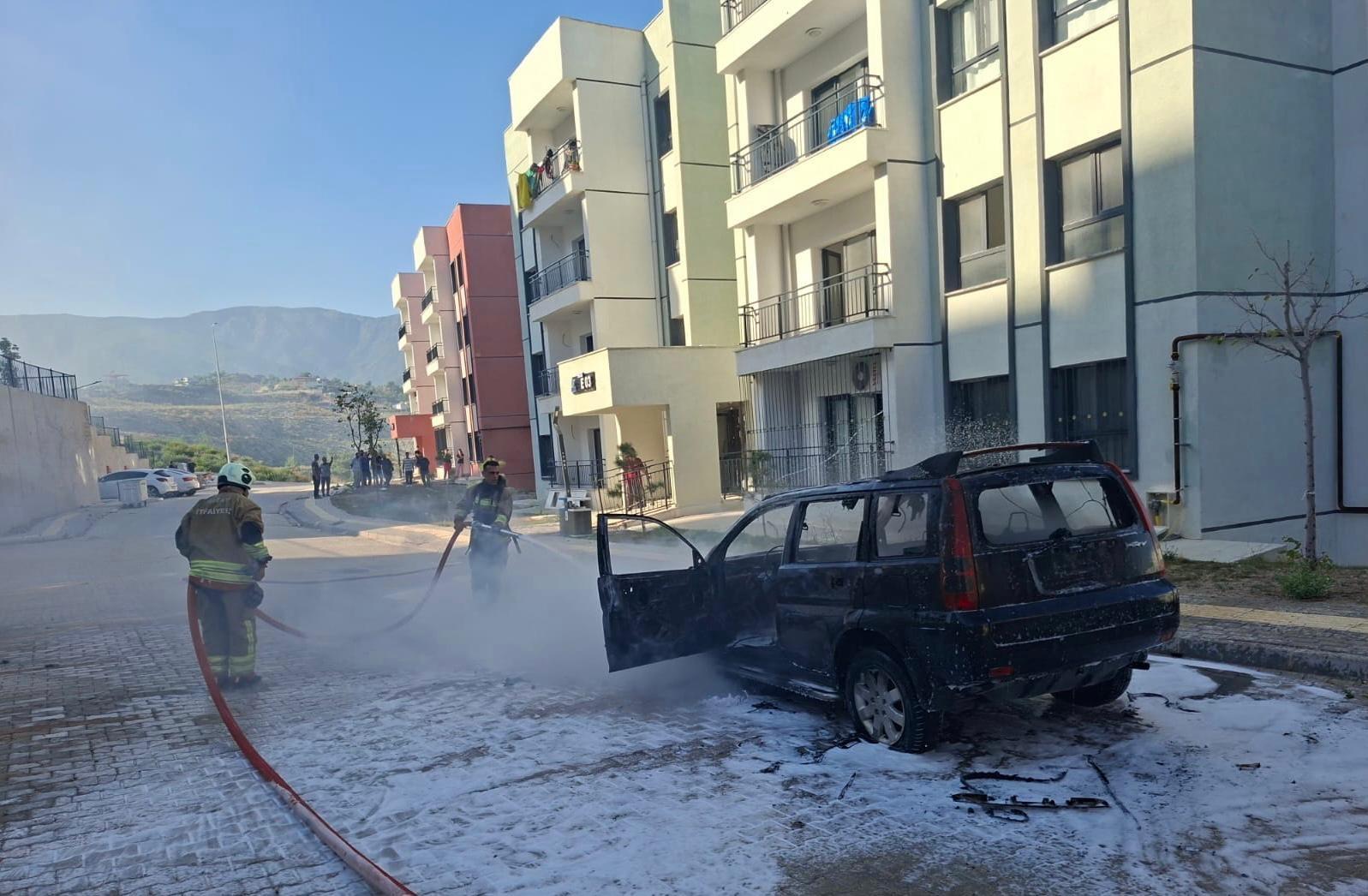 Park halindeki araç alev topuna döndü