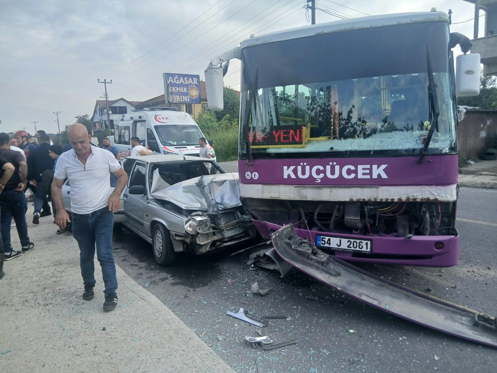 Sakarya'da feci kaza! Halk otobüsü ile otomobil çarpıştı