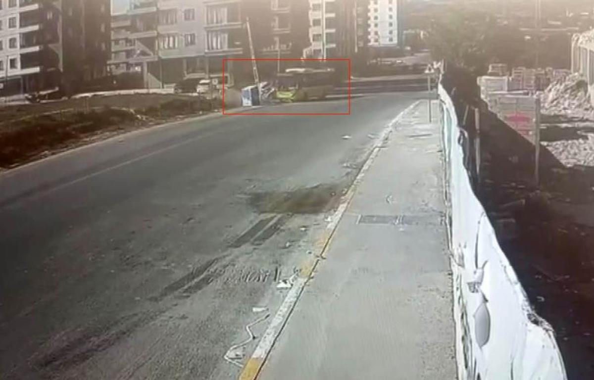 Sultanbeyli'de İETT otobüsü ile otomobil çarpıştı: 1'i bebek 4 yaralı
