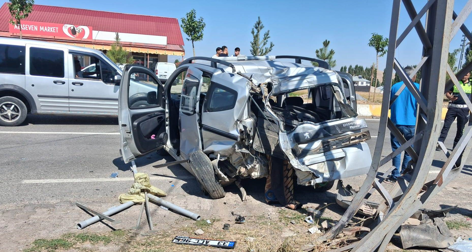 Ağrı'da feci kaza! Ticari araç kağıt gibi ezildi
