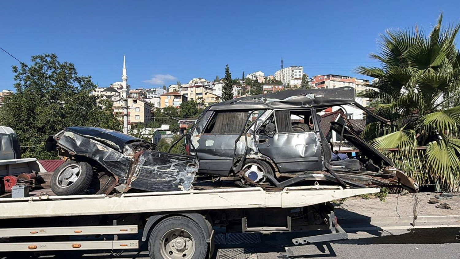 Feci kazada otomobil ikiye bölündü! Aracı vurdurmak isterken canından oldu