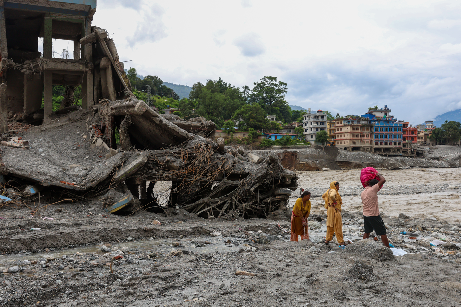 Nepal'deki sel felaketinde bilanço ağırlaşıyor
