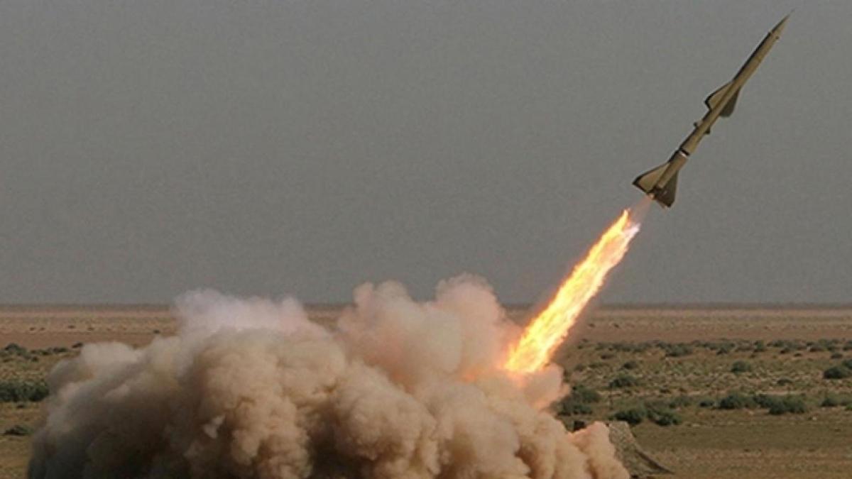 Les Houthis Soutenus Par L'iran Tirent 3 Missiles Balistiques Près De Zones Civiles Au Yémen