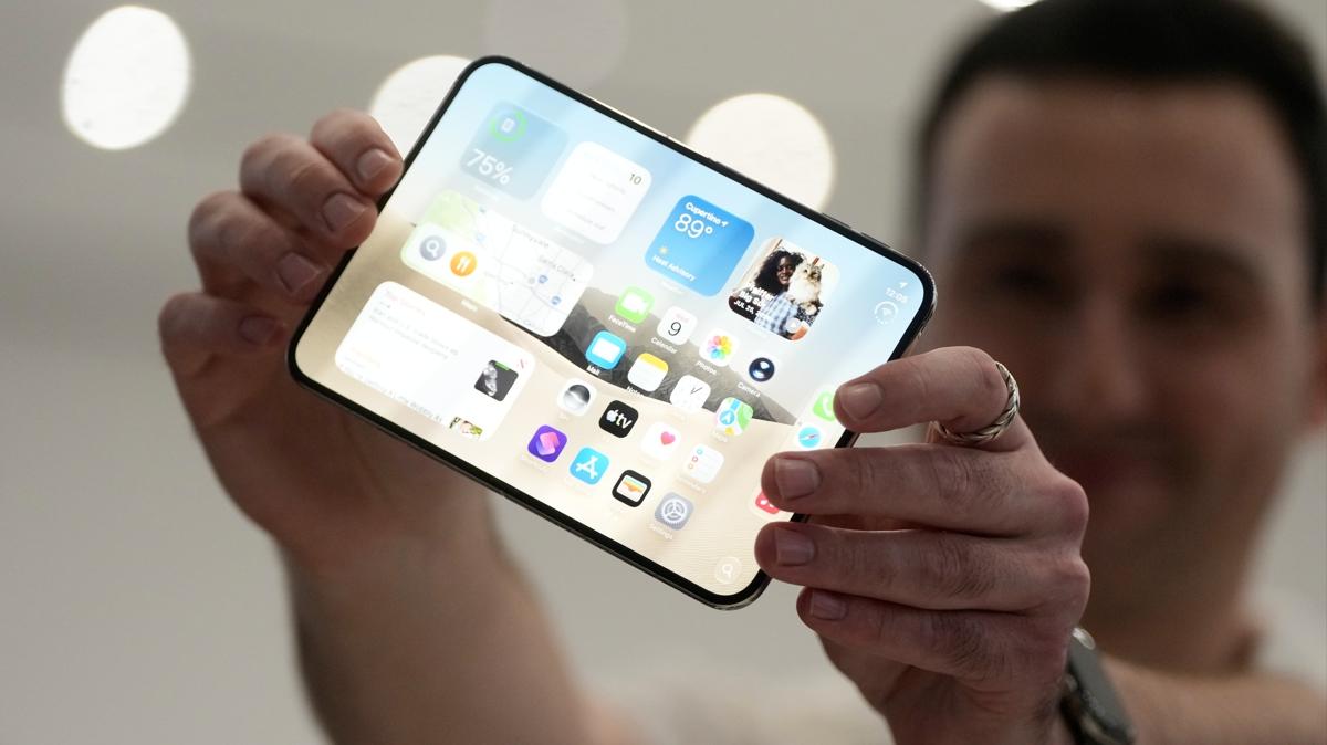 Apple katlanabilir telefonunu tanıttı