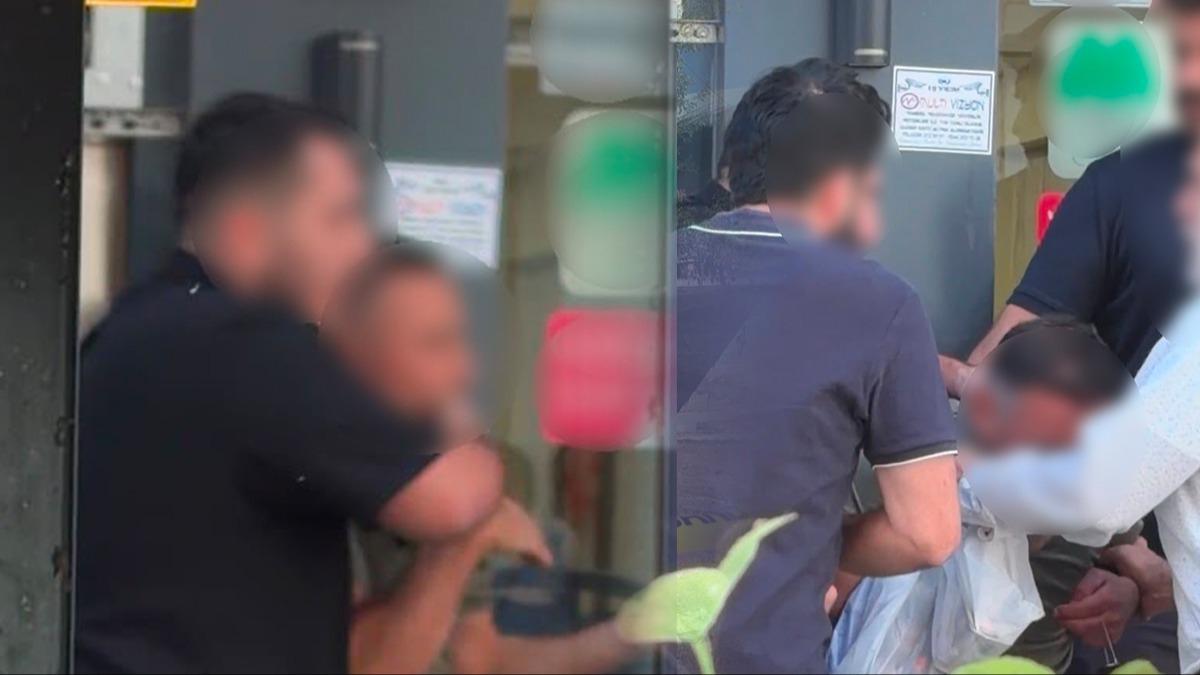 Sokak ortas�nda deh�et! Babas�n�n bo�az�na sar�ld�, �evredekiler zor ay�rd�