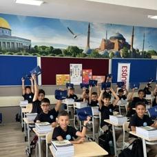 Ey�psultan'da 1.250 ��renciye 'Aram�za Ho� Geldin' s�rprizi: �mam Hatip ��rencilerine okulun ilk g�n�nde anlaml� hediye