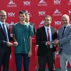 Kartal Anadolu �mam Hatip Lisesi'nde e�itim-��retim y�l� a��l�� t�reni: Dereceye giren mezunlara Togg hediye edildi
