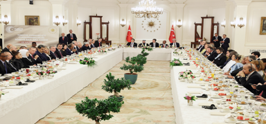 Cumhurbakan Erdoan, Greve Balama Treni'ne katlan liderler onuruna yemek verdi