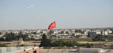Nusaybin'de Suriye snrna yakn noktada Trk bayra dikildi