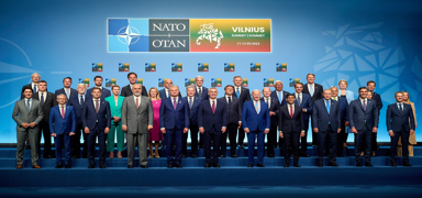 NATO liderleri ve eleri akam yemeinde bir araya geldi