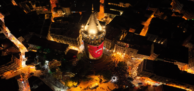 15 Temmuz'da ehit den vatandalarn fotoraflar Galata Kulesi'ne yanstld