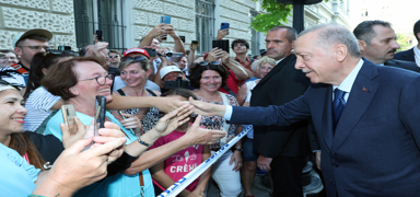 Cumhurbakan Erdoan'a Budapete'de sevgi seli