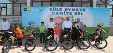 Konya'da 40 gn sabah namazna giden ocuklarn bisiklet hediyelerinin datm balad