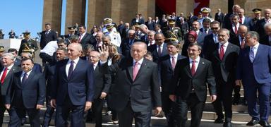Bakan Erdoan ve devlet erkan Antkabir'de: Trkiye Yzyl vizyonunu kararllkla hayata geiriyoruz