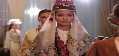Trkiye'nin farkl yrelerinin geleneksel kyafetleri Kazakistan'da tantld