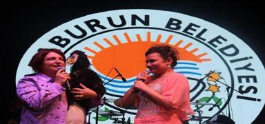 Karaburun Belediyesi konser iin esnaftan para toplad
