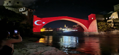 Mostar Kprs Trk bayrann renklerine brnd