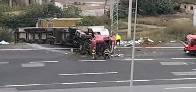 Osmangazi kprsnde kaza: Devrilen tr yolu kapatt