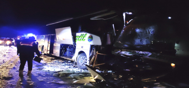 Bingöl'de tır ile yolcu otobüsü çarpıştı: 8 yaralı