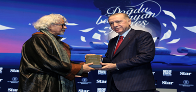 Cumhurbakan Erdoan, Necip Fazl dllerini sahiplerine takdim etti