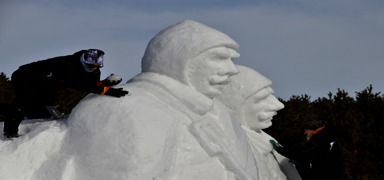Sarkam ehitlerinin heykelleri iin 200 kamyon kar tand
