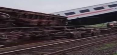 Endonezya'da 2 tren çarpışarak kaza yaptı