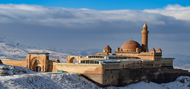 Tarihi İshak Paşa Sarayı kartpostallık kış görüntüsüyle ziyaretçilerini ağırlıyor