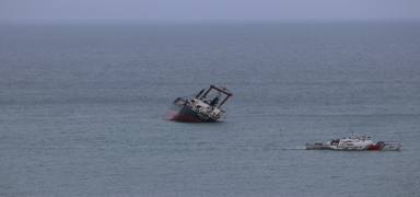 Romanya aklarnda yan yatan kuru yk gemisi Kastamonu'ya kadar srklendi