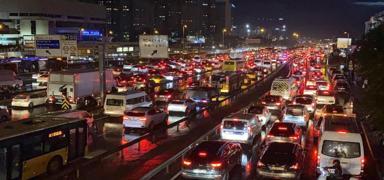 stanbul'da akam saatlerinde trafik younluu yaanyor