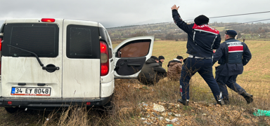 Jandarmadan kaçan hafif ticari araçta 4 düzensiz göçmen yakalandı
