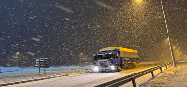 Kuzey Marmara Otoyolu'nda yoğun kar yağışı: Ekipler sürücüleri uyarıyor
