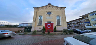 Saryer'deki saldrnn dzenlendii kiliseye Trk bayra asld