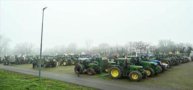 İtalya'da çiftçilerin tarım politikalarına yönelik protestolarına yaklaşık 100 traktör katıldı