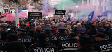 Arnavutluk'ta muhalif protestolar ykseliyor
