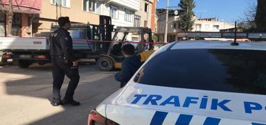 Bursa'da kamyon srcsnn geri manevra yapmasyla yal kadn hayatn kaybetti