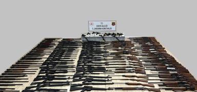 Konya'da bir apartmanın bodrum katında çok sayıda silah parçası ele geçirildi