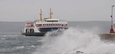 Gkeada ve Bozcaada'da yaplan baz feribot seferleri frtna sebebiyle iptal edildi
