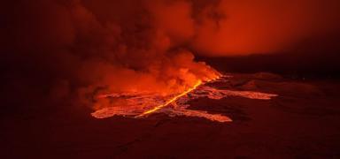 İzlanda'da yine yanardağ patladı! Acil durum ilan edildi