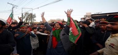 Pakistan'da seçim sonuçlarının geç açıklanması sebebiyle düzenlenen protestoda 3 polis hayatını kaybetti