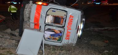 Otomobille arpan ambulans devrildi: 5 yaral