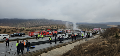 Çorum'da yolcu otobüsü kamyona çarptı: 2 ölü