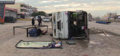 Adana'da midibüs devrildi! 15 işçi yaralandı