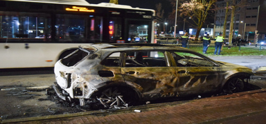 Hollanda'da gruplar arasında yaşanan olaylarda polis araçları ateşe verildi