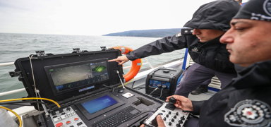 Marmara Denizi'nde batan geminin mürettebatı İnsansız Su Altı Robotu ile aranıyor