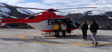 Ambulans helikopter bebek hastalar için havalandı