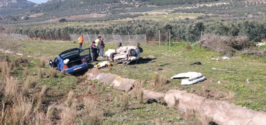 Çarpışan iki araç toprak alana savruldu! 2 kişi öldü, 4 kişi yaralandı