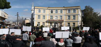 Arnavutluk'ta slam Birlii bakanna protesto! Bir grup vatanda Tiran Medresesi'nde topland