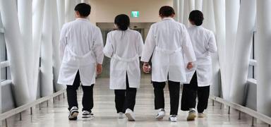 Gney Kore'de grevi brakan 7 bin stajyer doktorun lisans askya alnacak