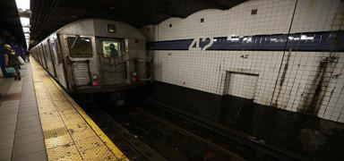 New York Valisi, metrolardaki tehlikeyi nlemek iin muhafzlar grevlendirme karar ald